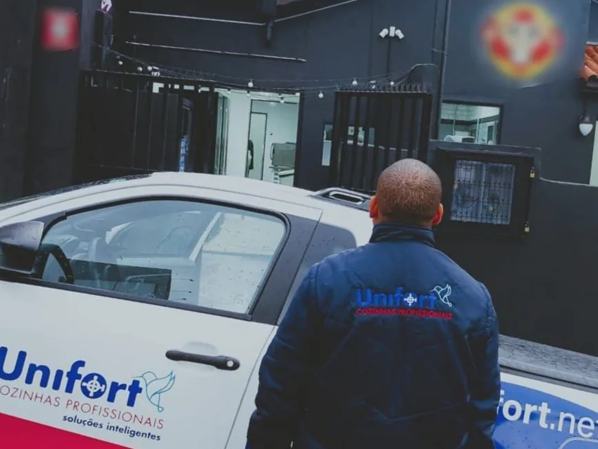 Técnico da Unifort chegando ao cliente, com a picape da frota