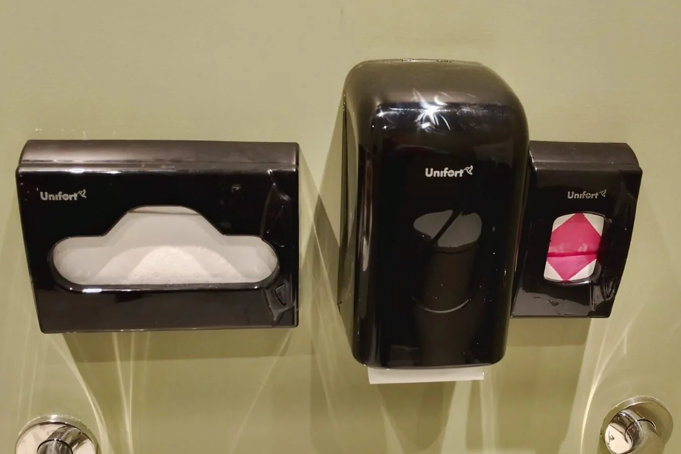 Dispensers de forro, papel higiênico e saquinho no banheiro do cliente