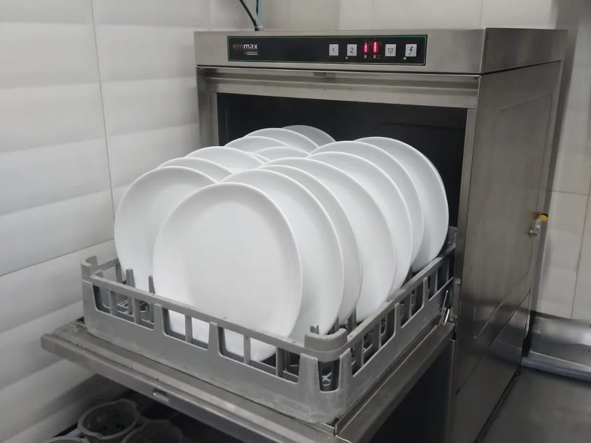 Lava-louças de abertura frontal com o rack cheio de pratos